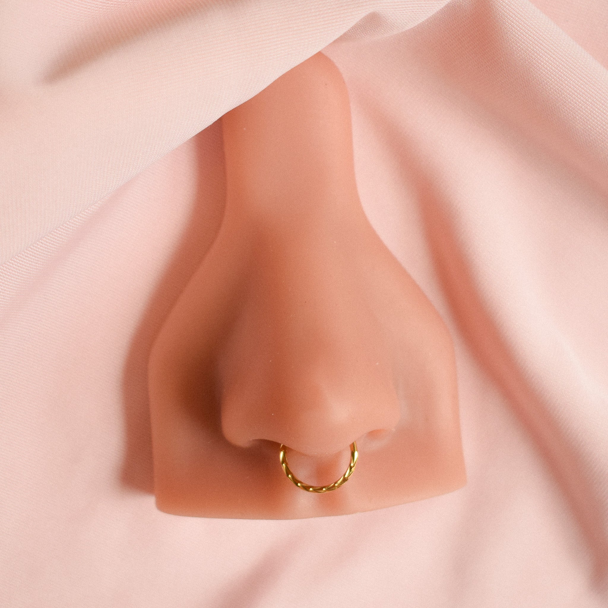 “Reyan” Chevron Click Hinged Hoop Ring
