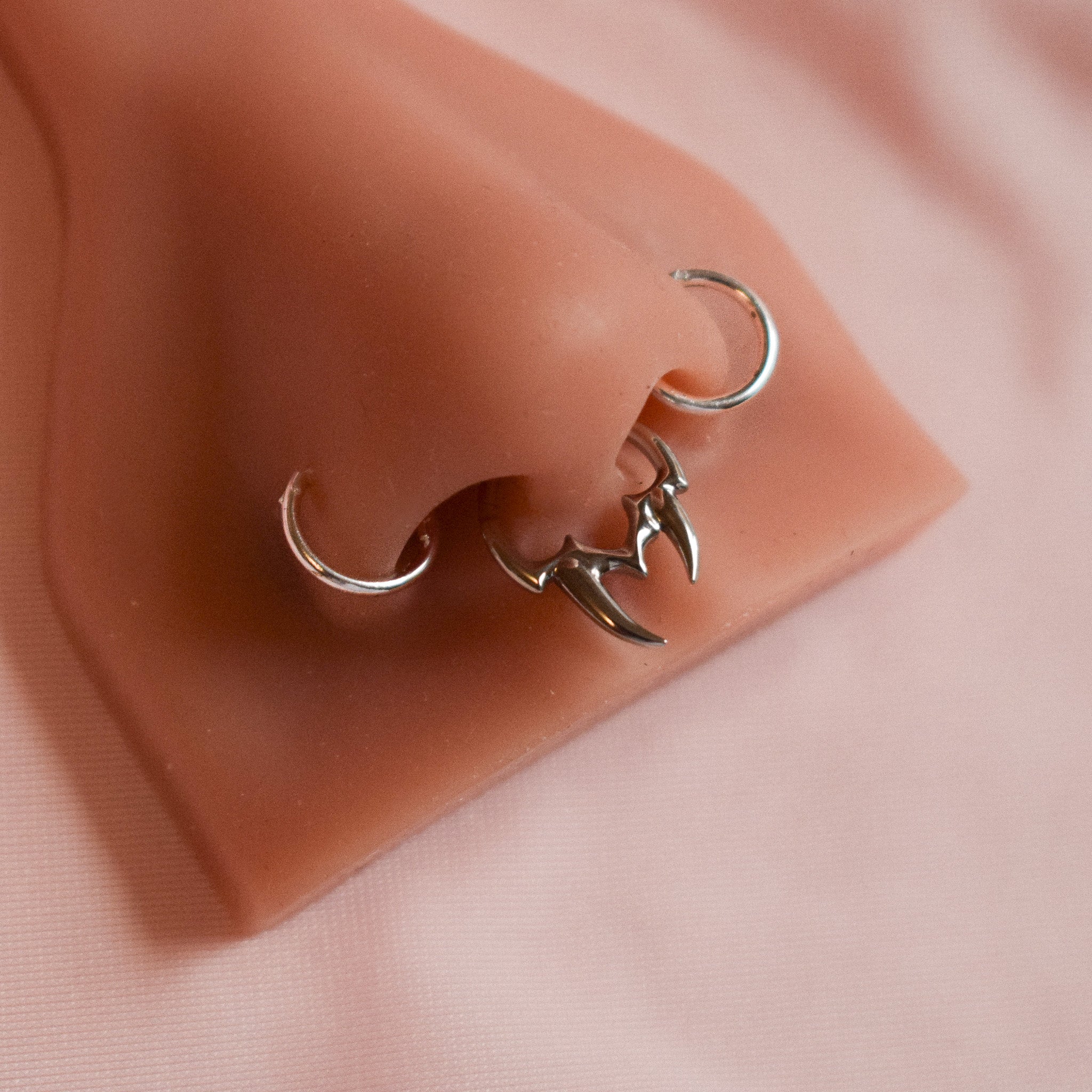 “Raven” Spike Click Hinged Hoop Ring