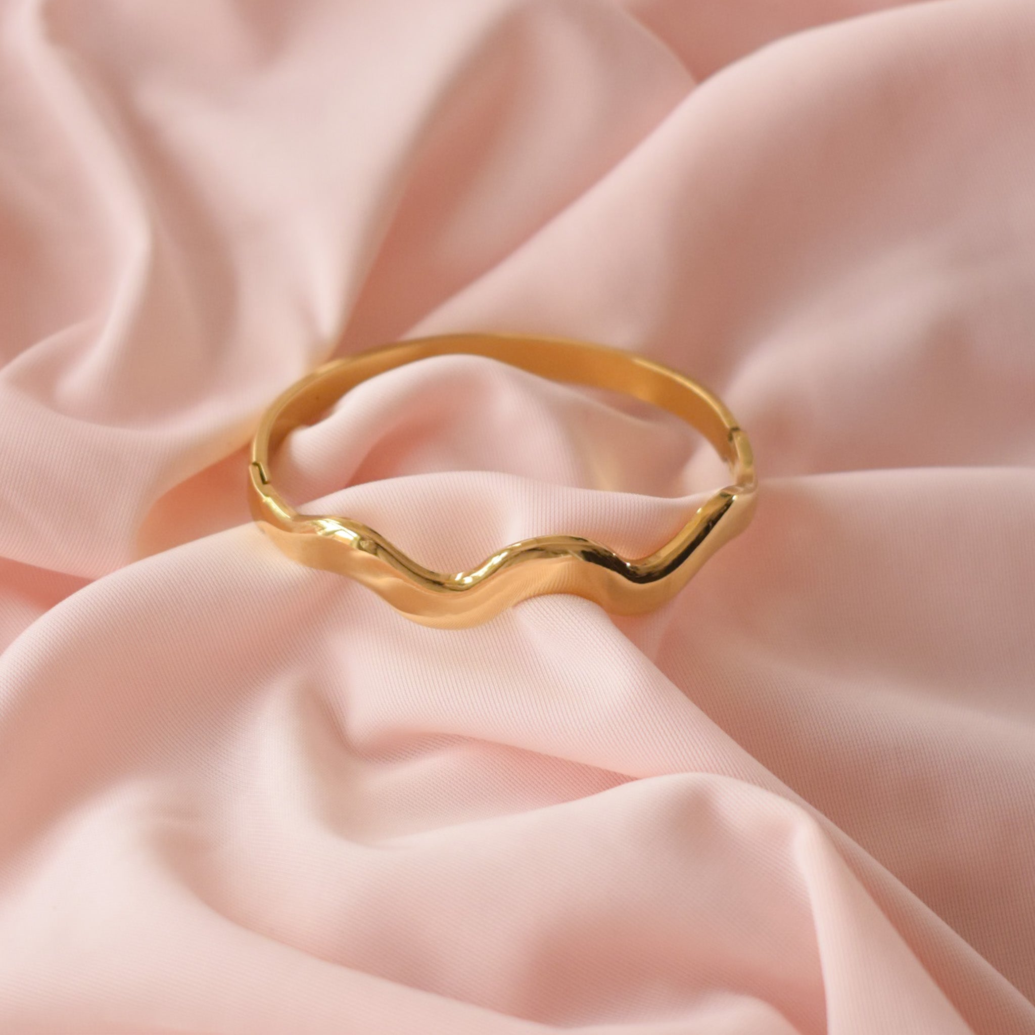 "Erika" Wavy Bangle