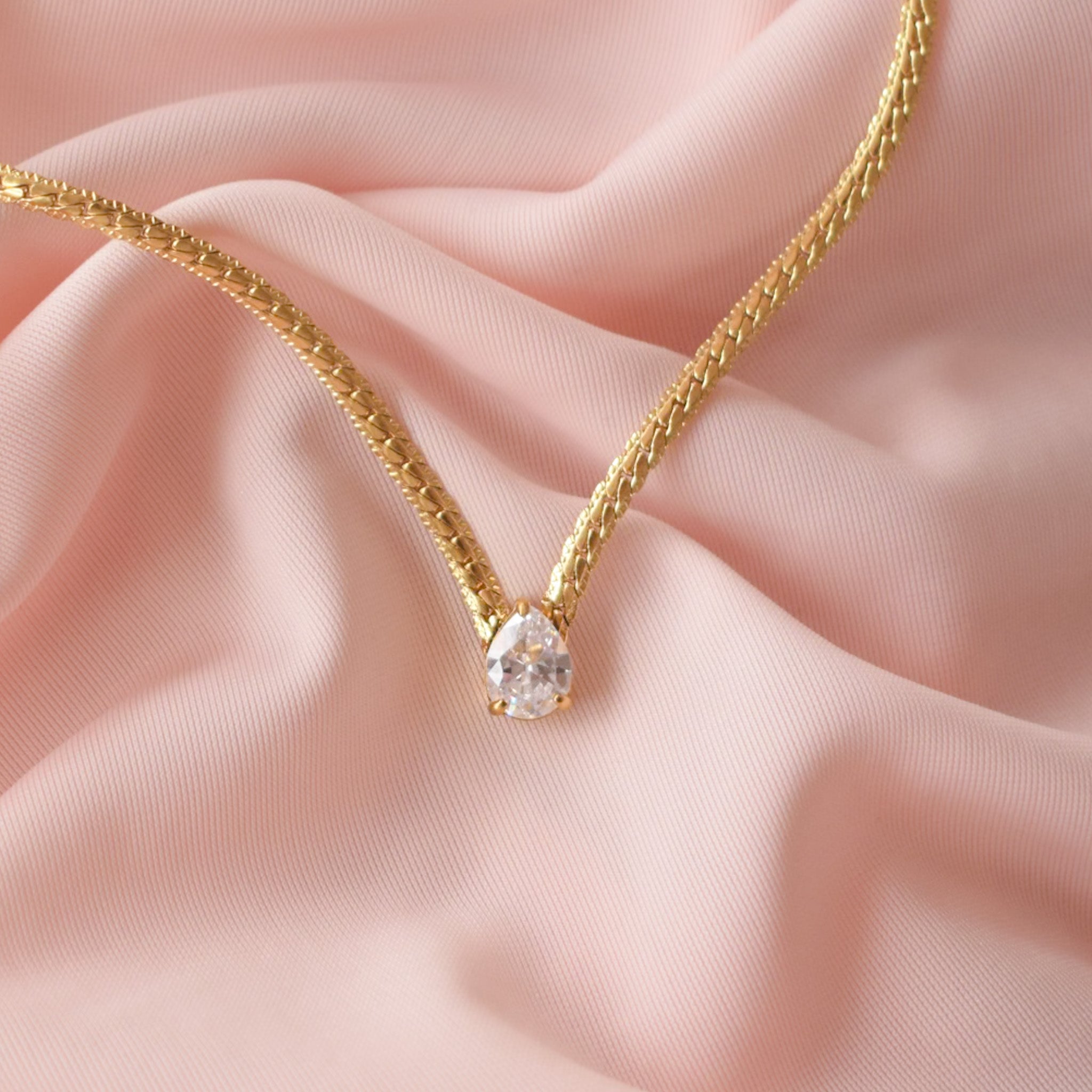 "Kya" Teardrop Collarbone Necklace